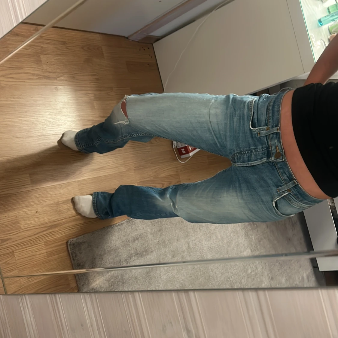 Blå jeans med slitningar