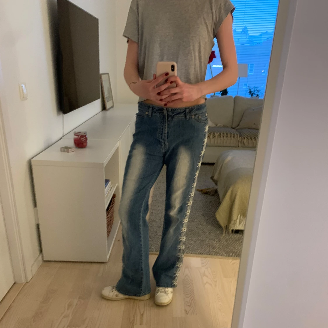 Blå jeans med broderade detaljer - 2