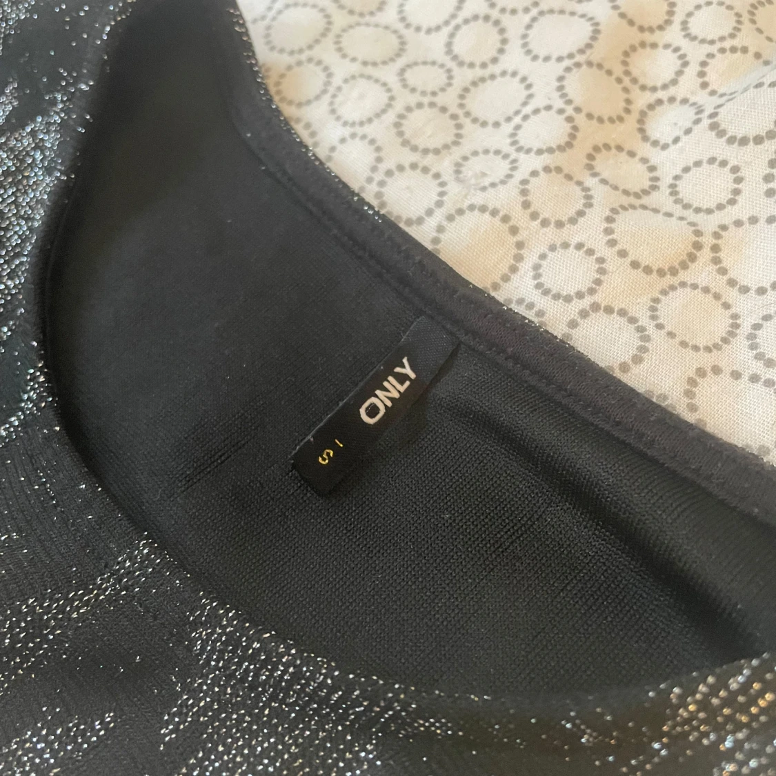 Svart glittrig tröja från ONLY - 2