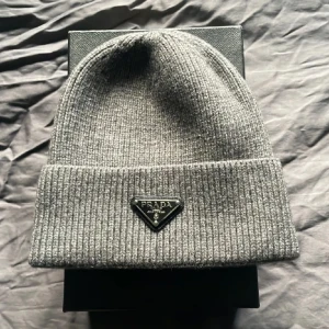 Prada mössa - Snygg och värmande Prada mössa som är i näst intill nytt skick. Box medföljes🙌