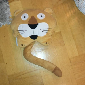 Gosedjur från Kolmården - Säljer ett mjukt och gulligt lejongosedjur från Kolmården. Det har en rund form med stora ögon och en lång svans. Perfekt för barn som älskar djur!