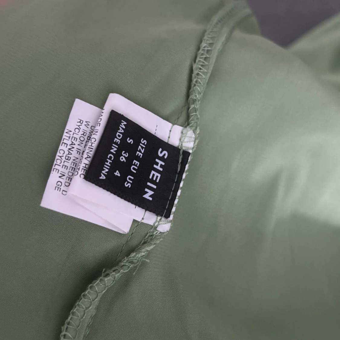 Grön satin klänning - 4