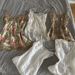 Vintage söta toppar - Säljer 5 vackra toppar. 💗Alla ligger ute som enskilda annonser på min sida.💗Ett grön blommigt linne med rosa och vita blommor, tre vita spetspryddatoppar med  axelband och broderi och en beige blommig topp med knappar framtill. Perfekta för sommardagar! 189 kr styck för de vita längst ner. 299 kr för de tre övre.  Storlekar xs-m. De två blommiga linnena passar s-m. De understa vita xs-s. Och den vita uppe i mitten xs-m 