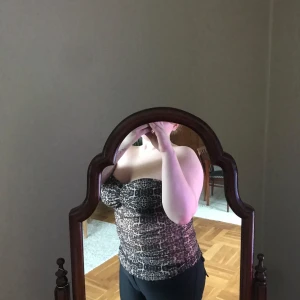 Leopardmönstrad tubtopp - Snygg mesh leopardmönstrad tubtopp . Toppen är axelbandslös. Ändats prövad .