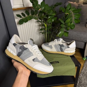 Valentino rockrunner  - Valentino rockrunner | storlek - 43 | skick - 8/10 | dustbag + extra snören följs med |  Tveka inte över att skriva vid frågor och funderingar! 