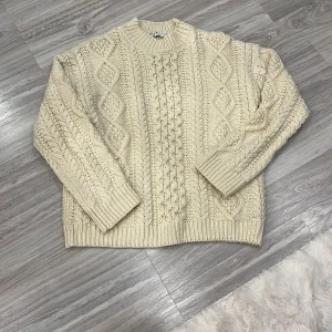 Beige stickad tröja från NA-KD - Mysig beige stickad tröja från NA-KD med ett klassiskt flätmönster. Tröjan har långa ärmar och ribbade kanter vid ärmslut och nederkant. Perfekt för kyliga dagar! Passar även S och M 💕