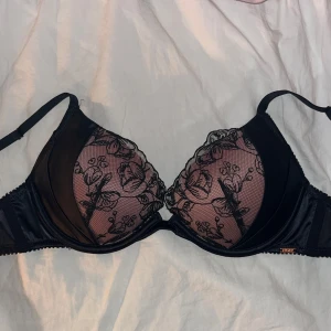 Hunkemöller Push-up BH med satin och spets  - I nyskick och storlek 75b. 