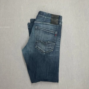 Replay Waitom - Riktigt feta replay jeans i snygg wash. De är straight fit. Skick 7/10, bara lite slitna i grenen. Storlek: W34 L32, men sitter nog mer som W33. Skriv för fler bilder eller vid funderingar 😁🙌