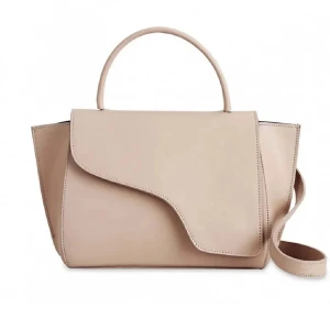 ATP Atelier handväska - Snygg beige handväska med ett unikt asymmetriskt lock från ATP atelier. Tillverkad i skinn, dock saknas axelrem. Perfekt för att ge din outfit en elegant touch.