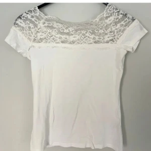 Vit blus med spetsdetaljer - Säljer en vit off shoulder tröja från hm. Skriv för fler bilder 💗