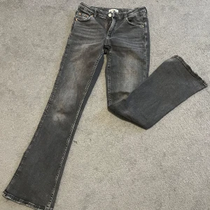 Svarta bootcut jeans - Snygga svarta bootcut jeans från Gina tricot