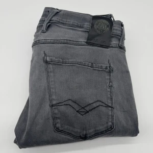 REPLAY ANBASS JEANS - Replay anbass jeans - Slim fit passform - Storlek W32/L32 - Nypris runt 1800kr -  Deluxecloset
