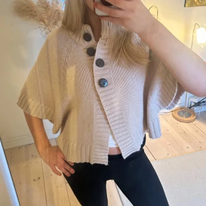 Kortärmad stickad kofta  - Så så så fin stickad kofta med kortärmad och knappar upptill!! Perfekt över en topp😍