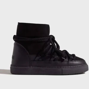 Inuikii skor - Snygga svarta skor från Inuikii med snörning och en varm insida. Perfekta för kyligare dagar och de är skonsamt använda. Skorna är nyligen inlämnade på NK i Stockholm för att snyggas till. Finns små skavanker som syns på bilderna men ingenting man tänker på eller någonting som känns! Pris kan diskuteras vid snabb affär, köptes för 2999!