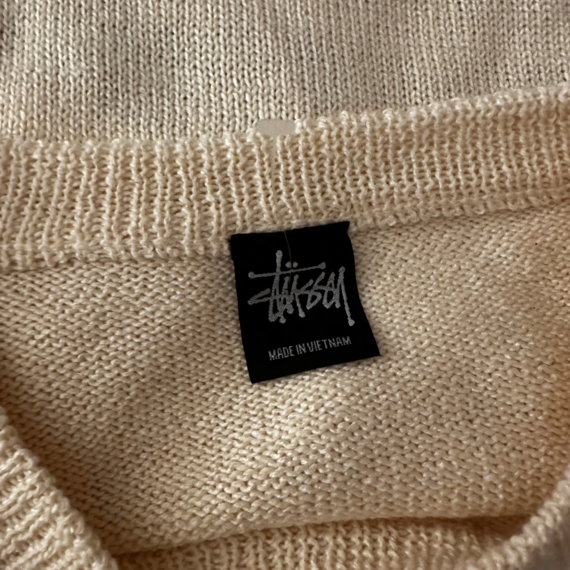 Beige stickad tröja från Stüssy - 1