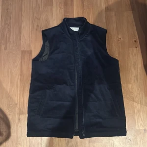 Mörkblå Manchester väst från Seyless - Snygg mörkblå Manchester väst från seyless. Säljer västen eftersom den var för stor för mig som är 182 så skulle säga att den passar folk från 185 och uppåt. Enkel och stilren design som passar till det mesta. Vi inte rädda för att skriva ifall ni har funderingar eller frågor