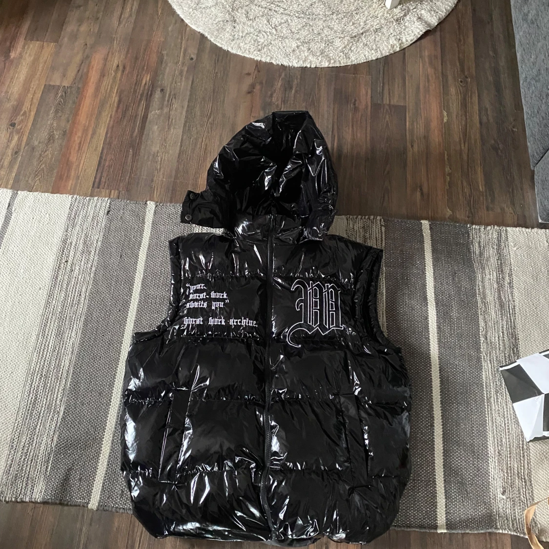 Svart glansig pufferjacka med huva - 2