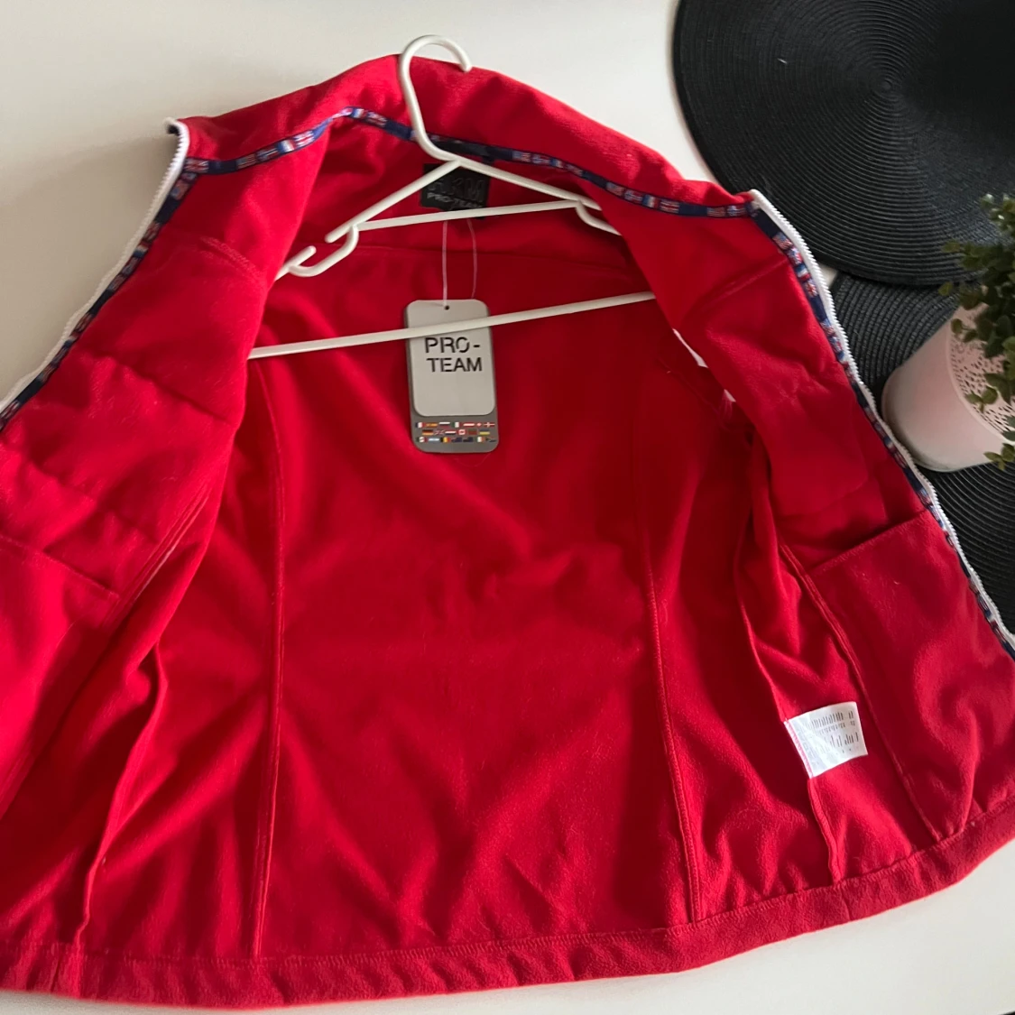Röd och marinblå väst från Pro-Team - 2