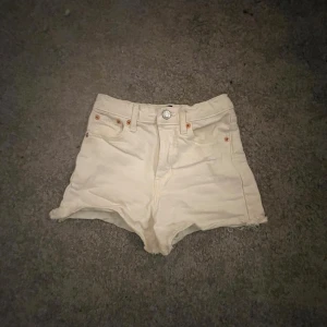 Vita jeans short från gap  - Vita jeans shorts i storlek 10, mid waist köpt för 300kr använd ksk 5 gånger 💘