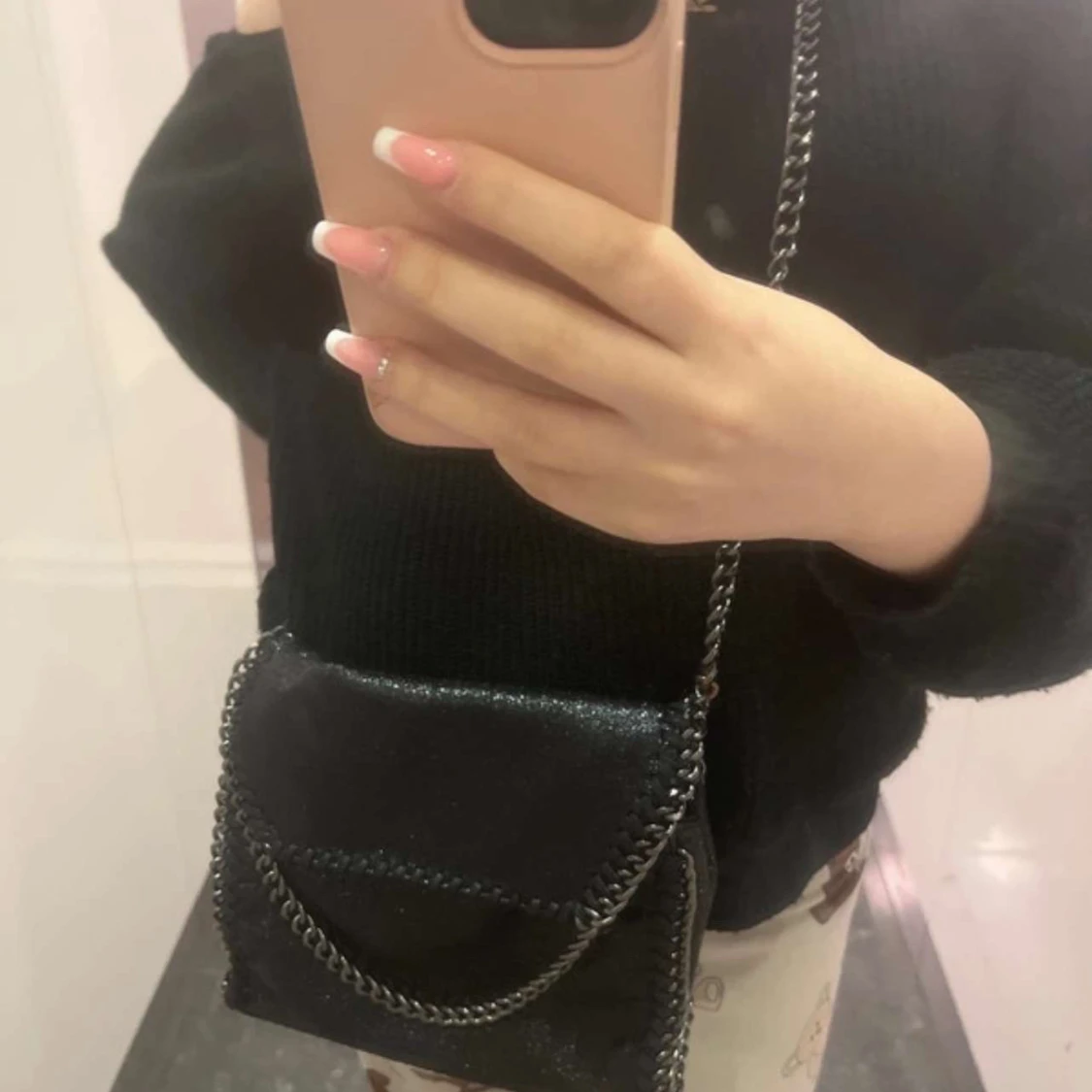 Svart axelväska med kedjedetaljer - 2