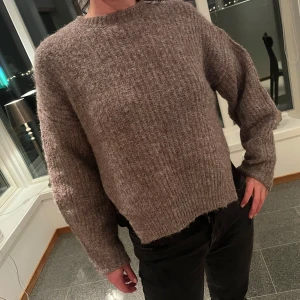 Brun stickad tröja från ONLY😇❤️ - Säljer en mysig brun stickad tröja från ONLY. Tröjan har en enkel design med långa ärmar, slits på sidan längst ner av tröjan som man ser på bilder💞super fin! Köpte för 599kr