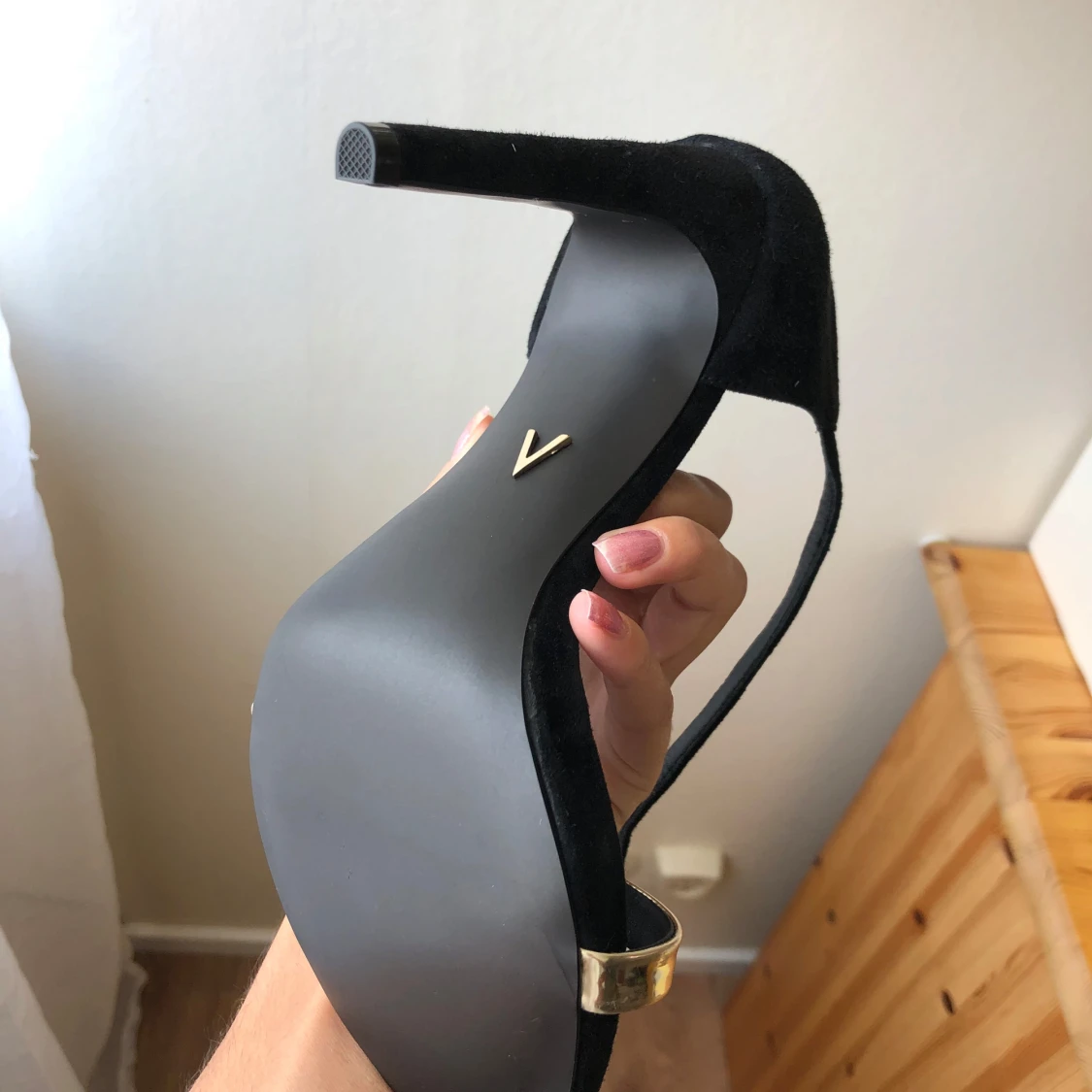 Svarta klackskor med gulddetaljer från Ivyrevel - 2