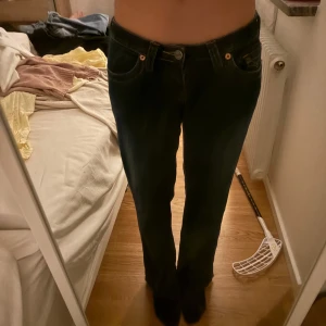 Mörkblå jeans - Snygga mörkblå jeans med klassisk femficksdesign och knappgylf. De har en rak passform och är perfekta för en avslappnad stil. Storlek M men skulle säga att den lutar mer mot S
