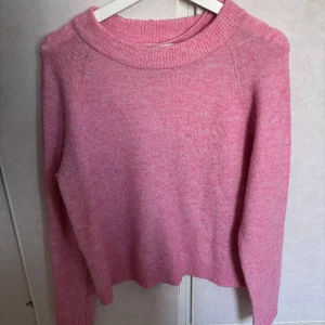Rosa stickad tröja från Vero Moda - Säljer en söt rosa stickad tröja från Vero Moda. Anväd ca 3 gånger så den är som ny!! Bara att höra av sig vid frågor 🩷