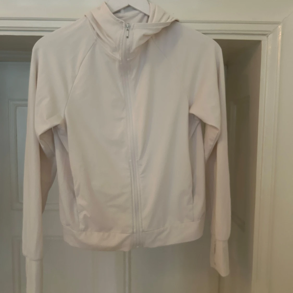 Vit jacka med huva från Uniqlo