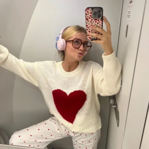 Pyjamas från Design by Si - Pyjamas med hjärtmönster från Design by Si i storlek XS/S. Endast använd 1 gång så i mycket fint skick. Nypris 1000kr men säljer den för 500kr. (Skjorta + byxor säljs tillsammans)