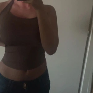  halterneck topp - Snygg brun halterneck topp 🤎Toppen framhäver figuren. Perfekt till sommaren och fester 