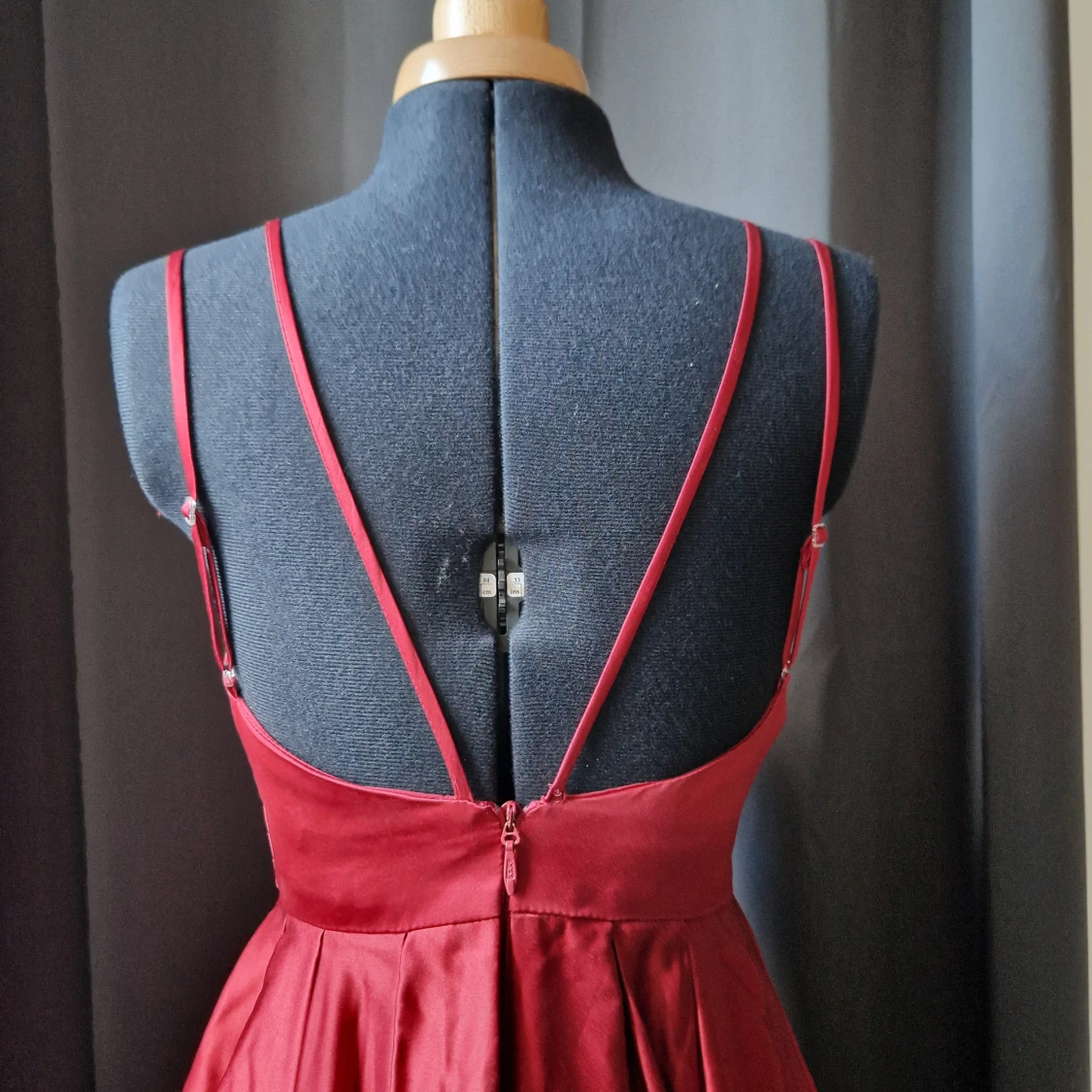 Vinröd långklänning med smala axelband - 3