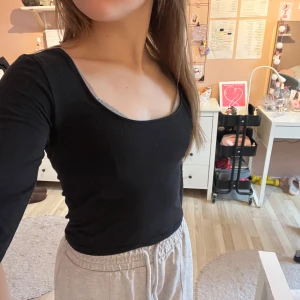 Svart långärmad u-neckline tröja/topp från H&M  - Säljer denna supersköna och fina tröja som är från H&M. Den har en U-neckline och ärmarna har snitt vid handlederna. Den är väl använd men är ändå i superbra skick!☺️