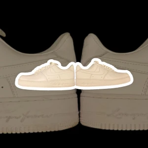 Nike Nocta White Air Force 1 Sneakers -  Nuvarande pris: 1000 kr 🏷️ 	•	Originalpris: 2000 kr 💎 	•	Beskrivning: Ett exklusivt samarbete mellan Nike och Drake, dessa vita sneakers kombinerar premiumdesign med ikonisk komfort.