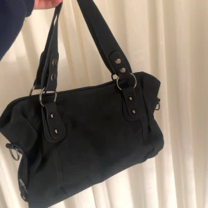 Svart axelväska med detaljer - Svart väska i fint skick