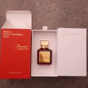 Maison Francis Kurkdjian Baccarat Rouge 540 - Exklusiv parfym från Maison Francis Kurkdjian, Baccarat Rouge 540 Extrait de Parfum. Flaskan Innehåller 70 ml av en lyxig doft som kombinerar noter av saffran, jasmin och cederträ. Rensar en del av min parfym samling för en del pengar via frågor är det bara att skriva🤩