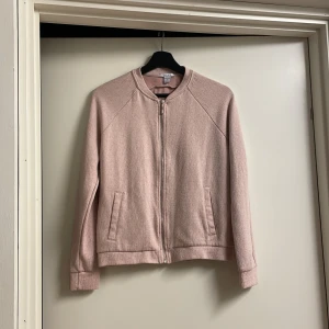 Rosa bomberjacka från Amisu - Säljer en snygg rosa bomberjacka från Amisu i storlek XS. Jackan har en dragkedja framtill och praktiska fickor. Perfekt för vår och sommar med sin lätta och bekväma design. En stilren jacka som passar till många olika outfits.