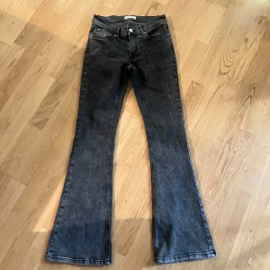 Lågmidjade bootcut jeans - Knappt använda i modellen ”low waist bootcut jeans” från Gina 