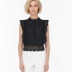 Svart spetsblus från Only - Svart spetstopp som endast använts två gånger då den inte är min stil, i princip nyskick!