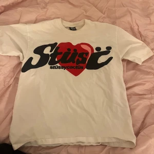 Stüssy tröja - vit t-shirt från Stüssy i storlek S. använd men i bra skick utan större anmärkningar