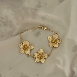 Blommigt armband - superfint armband!!