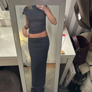 Grå långklänning - Säljer mitt gråa sett från Gina tricot då den inte kommer till användning💕