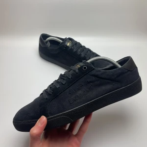 Saint Laurent skor - Hej! Säljer nu dessa sjukt snygga saint Laurent. Skorna är i princip helt nya! Hör gärna av dig vid frågor. Dustbag medföljer 