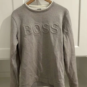 Hugo Boss tröja - Färg: Grå Storlek: M Skick: Mycket bra  Pris: 299kr