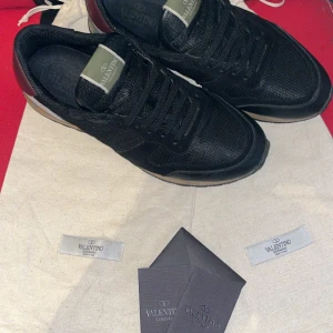 Valentino Rockrunners - Snygga svarta sneakers från Valentino med detaljer i vinrött. Tyvärr så ingår ingen box därav priset. Hade kunnat byta mot ett par Flycrews eller Gucci Ace. Kan frakta och mötas sthlm. Storlek 42-43.