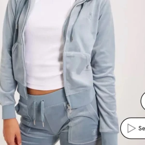 Ljusblå juicy zip hoodie - Säljer en ljusblå juicy tröjan i storlek S,