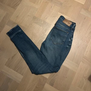 Blå slim jeans Tiger of sweden - Snygga blå jeans från T/J | storlek 28/32 | Modell: Evolve | mycket bra skick där de inte finns några defekter | priset är ej hugget i sten | ställ frågor och funderingar 