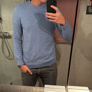 H&M tröja - Säljer den här stilrena ljusblå tröjan från HM för endast 249 kr! Den är använd ungefär 5 gånger och är därför i sjukt bra skick! Priset kan diskuteras så det är bara att skriva!🤩
