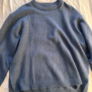 Blå stickad tröja  - Säljes då den tyvärr är för stor, knappt använd💞