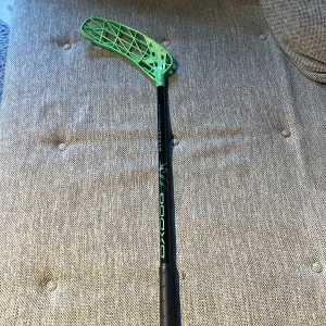 Innebandy klubba - Oxdog hyperlight 29flex 96cm Helt ny bara använd under en cup Inga repor Right Kan sälja bara skaftet  